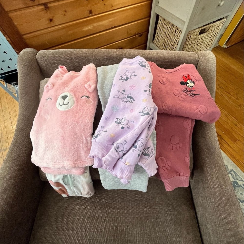 Girls 7 pieces size 5T Carters Pajamas, Disney sweatsuits